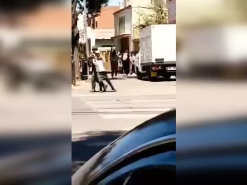 Carabineros anuncia sumario contra funcionario por usar a estudiante como "escudo humano"