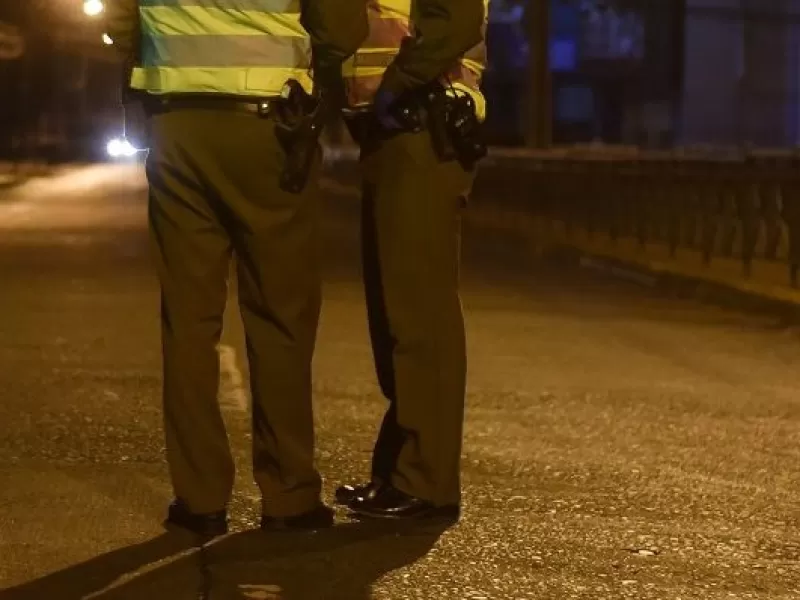 Dictan prisión preventiva a acusado de infringir dos veces cuarentena y toque de queda en Santiago