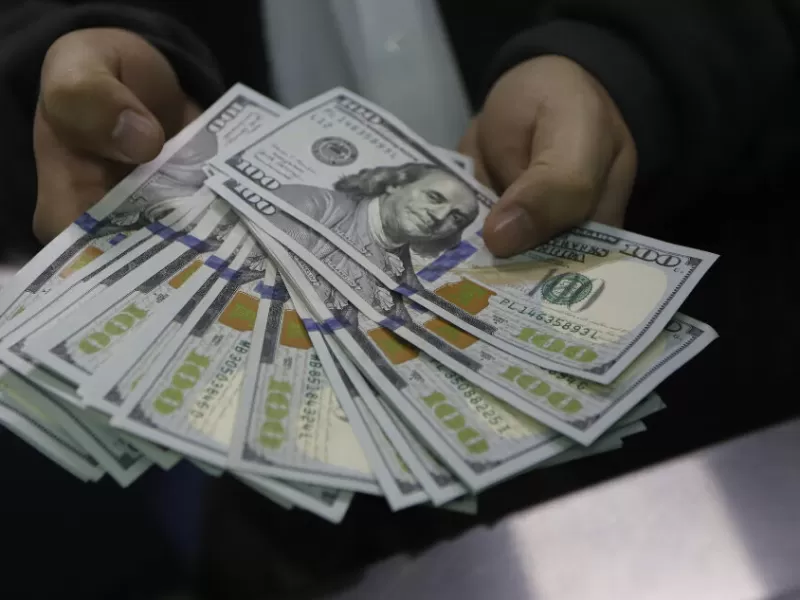 El dólar comienza la semana al alza y a la espera de más datos en EE.UU.
