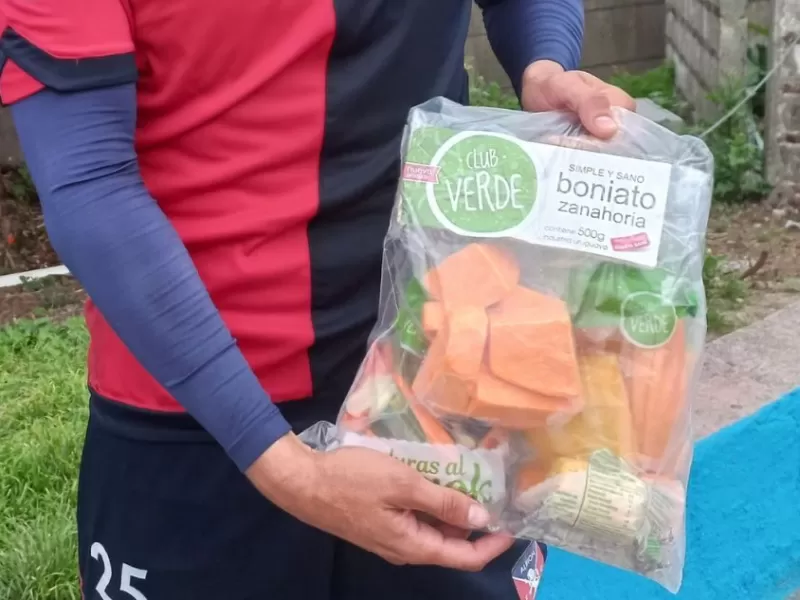 Jugador "verde" del partido: Las estrellas uruguayas del Ascenso reciben una bolsa de verduras como premio