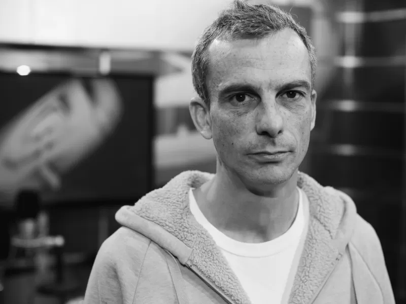 Pablo Schwarz encara a móvil de un matinal