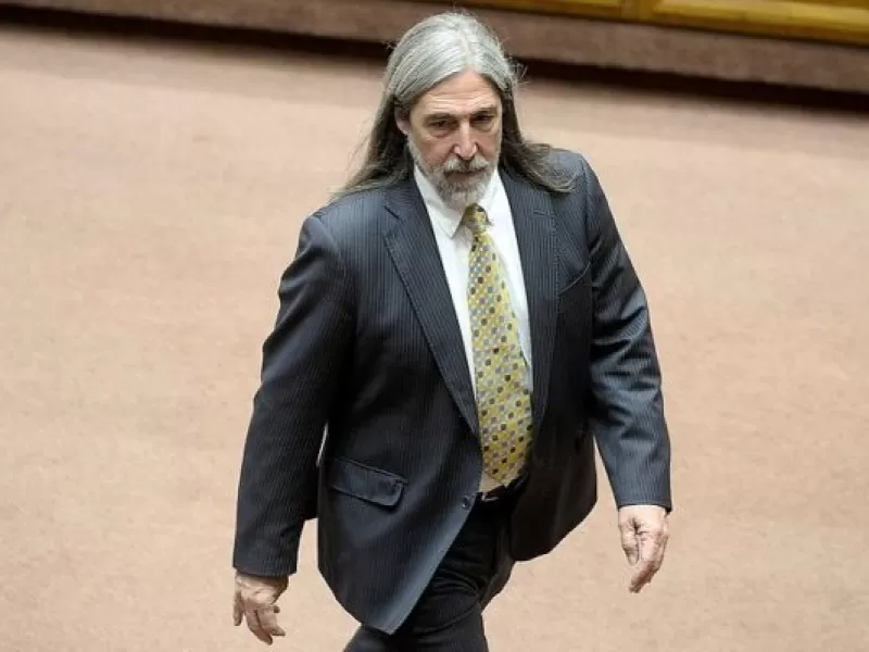 Presentan denuncia contra senador Letelier acusando suplantación en alcotest tras accidente