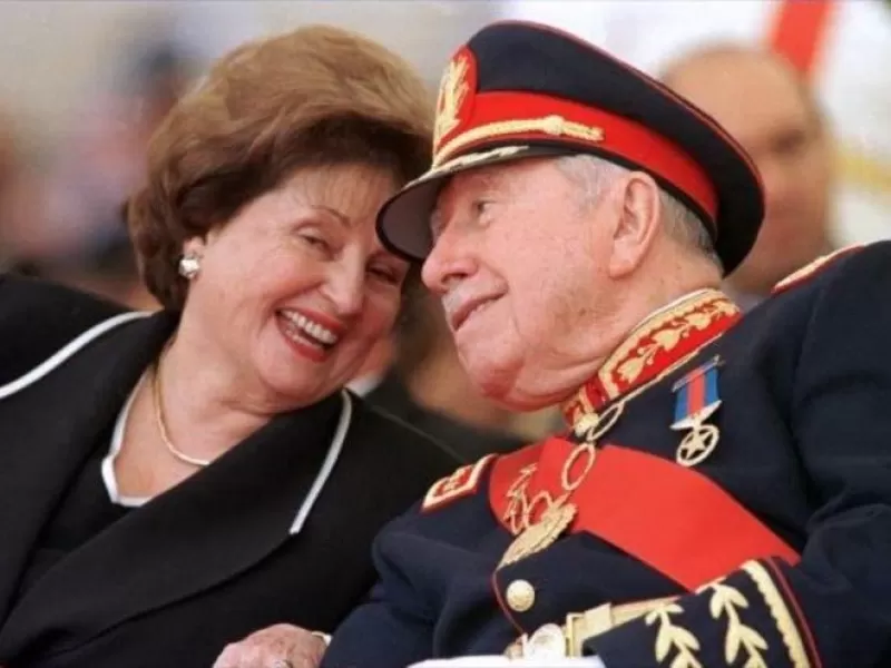 Quién es la esposa de Pinochet ¿Cuántos años tiene la vieja?  ¿Dónde nació Lucía Hiriart? ¿Qué edad tiene la Lucía Hiria