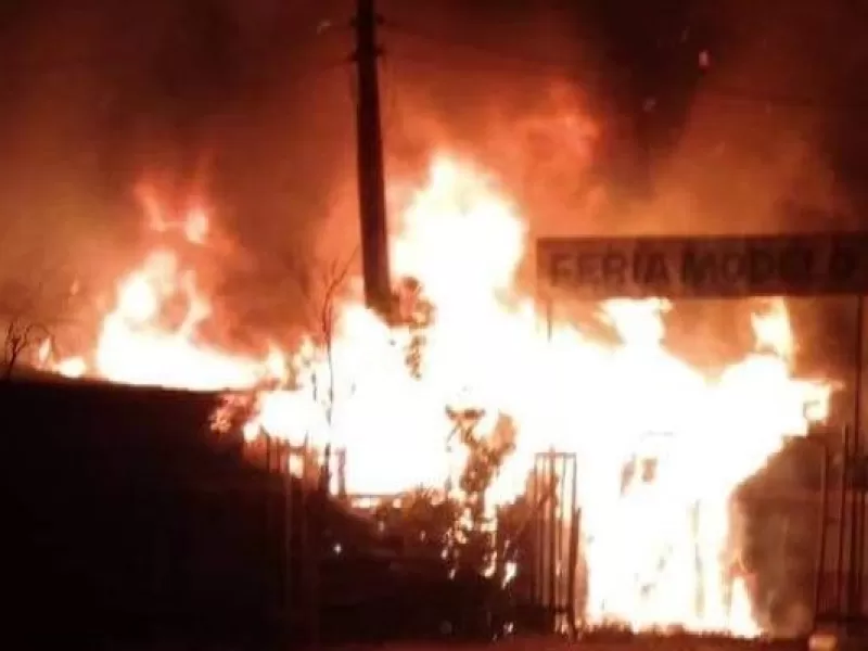 Tres incendios afectaron simultáneamente a recintos comerciales y un banco en Quillota