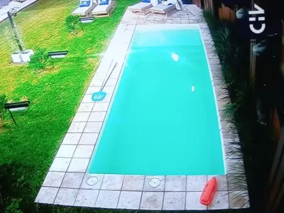 Usuarios de Twitter acusan de "fraude" que Gran Hermano Chile transmita 24 horas al día: Muestran la piscina todo el día